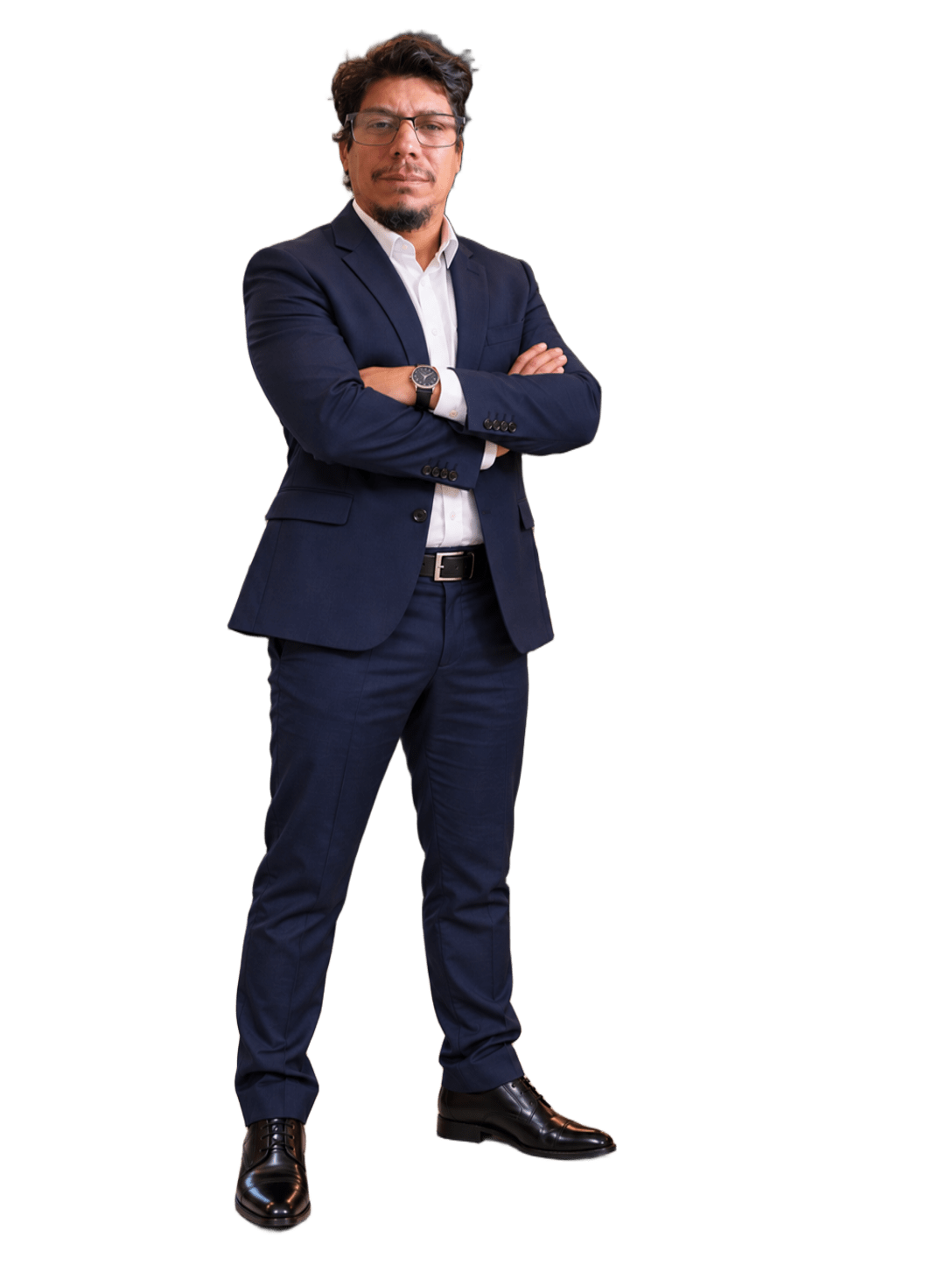 Fundador da Web IA Criativa de terno azul-marinho, de braços cruzados